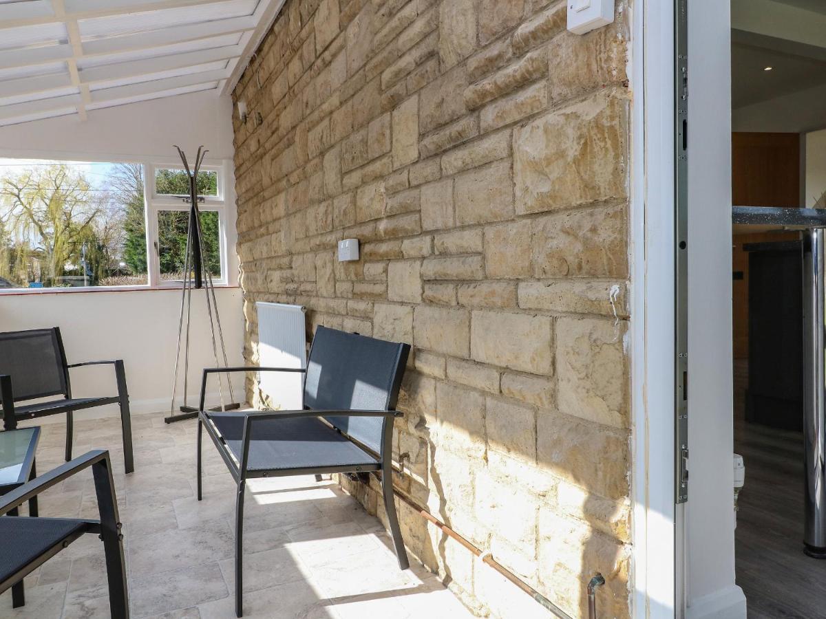 Honeystones Villa Witney Kültér fotó